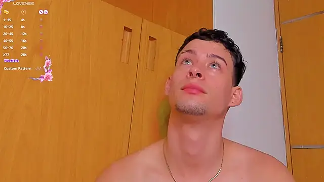 Snapshot of JadeSmiith_ chatting on December 13, 1:04 am JadeSmiith online show from December 13, 1:04 am