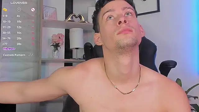 Snapshot of JadeSmiith_ chatting on February 20, 1:25 am JadeSmiith online show from February 20, 1:25 am