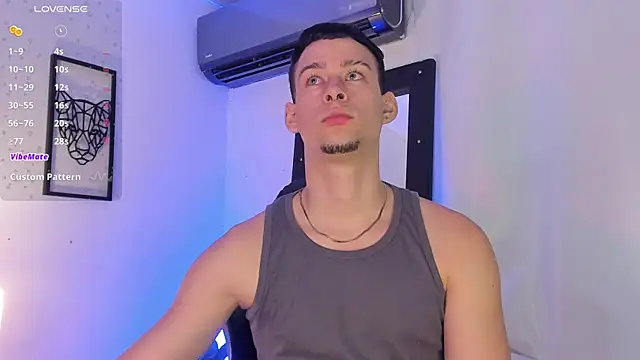 Snapshot of JadeSmiith_ chatting on March 4, 9:43 pm JadeSmiith online show from March 4, 9:43 pm