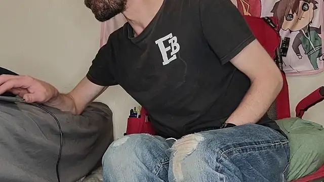 Snapshot of SlammyDjr chatting on November 19, 11:43 am SlammyDjr online show from November 19, 11:43 am