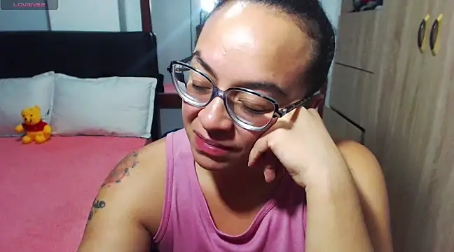 Snapshot of miia-big1boobs_ chatting on December 13, 2:21 am miia-big1boobs online show from December 13, 2:21 am