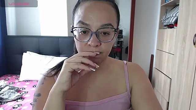 Snapshot of miia-big1boobs_ chatting on February 4, 4:29 pm miia-big1boobs online show from February 4, 4:29 pm