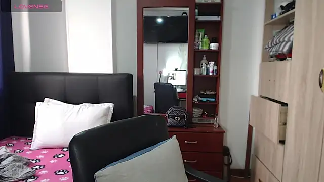 Snapshot of miia-big1boobs_ chatting on February 4, 10:34 pm miia-big1boobs online show from February 4, 10:34 pm