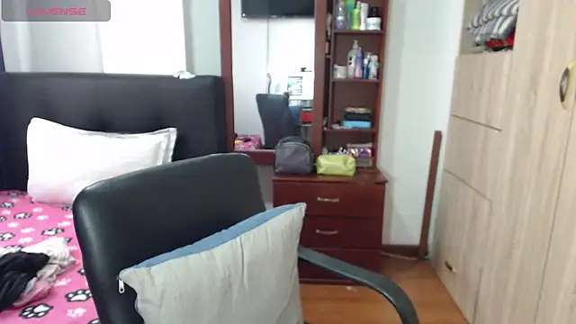 Snapshot of miia-big1boobs_ chatting on February 13, 6:27 pm miia-big1boobs online show from February 13, 6:27 pm