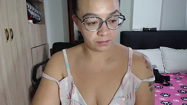 Snapshot of miia-big1boobs_ chatting on March 5, 12:22 pm miia-big1boobs online show from March 5, 12:22 pm