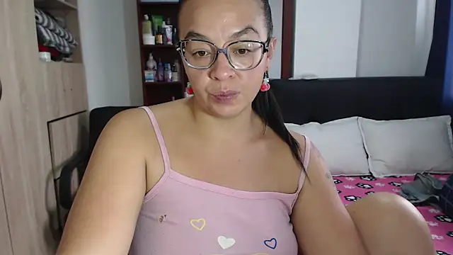 Snapshot of miia-big1boobs_ chatting on March 7, 1:51 pm miia-big1boobs online show from March 7, 1:51 pm