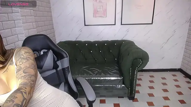 Snapshot of _Charlotte_v chatting on December 10, 1:55 pm Charlotte v online show from December 10, 1:55 pm