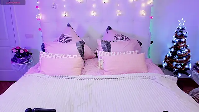 Snapshot of JulieTaylors chatting on December 6, 1:44 pm JulieTaylors online show from December 6, 1:44 pm