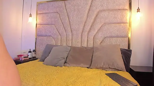 EmaJames25 online show from February 12, 1:09 am