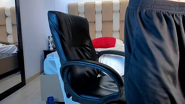 Snapshot of Aaron_Scoot chatting on December 8, 12:18 am Aaron Scoot online show from December 8, 12:18 am