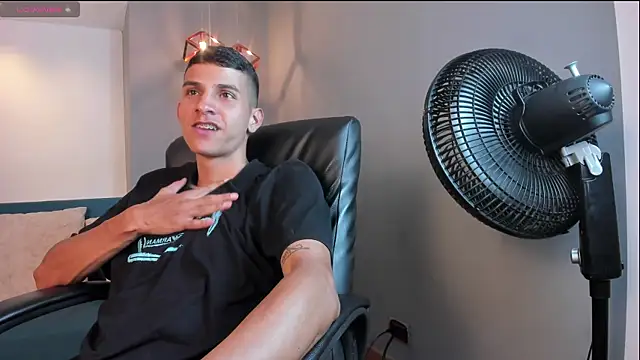 Snapshot of Aaron_Scoot chatting on December 18, 11:30 pm Aaron Scoot online show from December 18, 11:30 pm