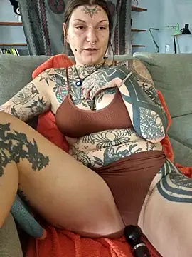 Snapshot of lizzardqueeen chatting on October 10, 4:50 pm lizzardqueeen online show from October 10, 4:50 pm