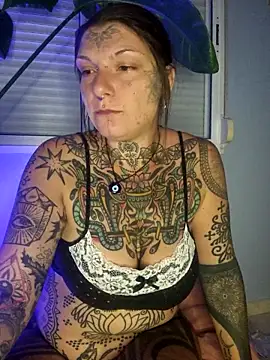 Snapshot of lizzardqueeen chatting on October 14, 12:22 am lizzardqueeen online show from October 14, 12:22 am