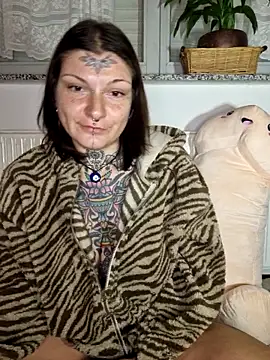 Snapshot of lizzardqueeen chatting on November 21, 12:32 am lizzardqueeen online show from November 21, 12:32 am