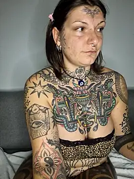 Snapshot of lizzardqueeen chatting on November 24, 10:09 pm lizzardqueeen online show from November 24, 10:09 pm