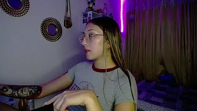 Snapshot of Soffy-brooks chatting on December 10, 4:45 am Soffy-brooks online show from December 10, 4:45 am