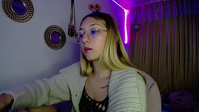 Snapshot of Soffy-brooks chatting on December 11, 4:28 am Soffy-brooks online show from December 11, 4:28 am