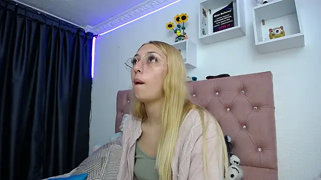 Snapshot of Soffy-brooks chatting on October 11, 2:44 am Soffy-brooks online show from October 11, 2:44 am