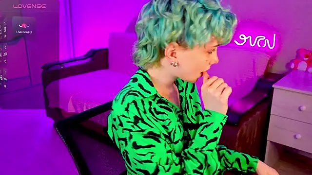 School Love online show from December 6, 4:17 pm