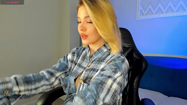 Snapshot of Anna_Robinson chatting on March 5, 8:21 am Anna Robinson online show from March 5, 8:21 am