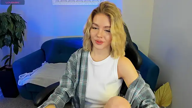 Snapshot of Anna_Robinson chatting on March 15, 1:08 am Anna Robinson online show from March 15, 1:08 am