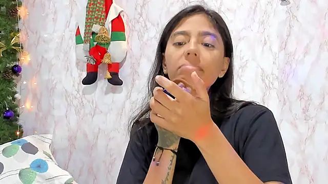 Snapshot of BarbieHotLaura chatting on December 18, 2:38 pm BarbieHotLaura online show from December 18, 2:38 pm