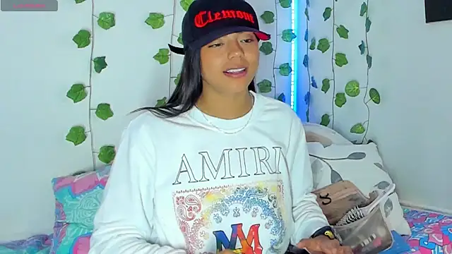 Snapshot of BarbieHotLaura chatting on January 18, 1:30 am BarbieHotLaura online show from January 18, 1:30 am