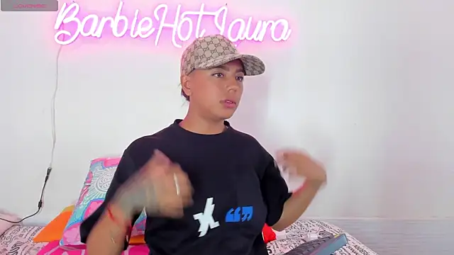 Snapshot of BarbieHotLaura chatting on March 22, 1:11 am BarbieHotLaura online show from March 22, 1:11 am