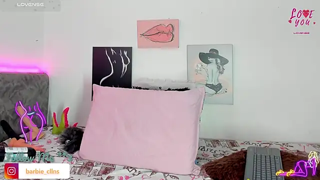 Snapshot of BarbieHotLaura chatting on November 22, 6:40 pm BarbieHotLaura online show from November 22, 6:40 pm