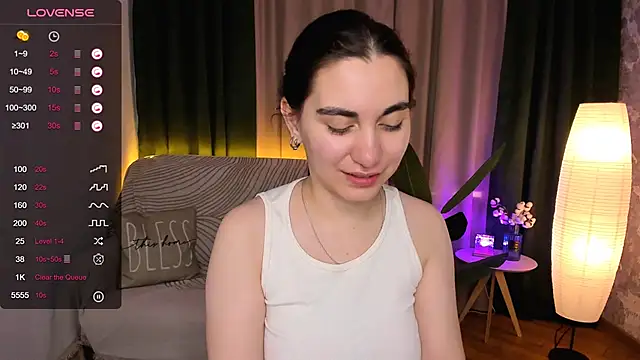 hannacheekss  online show from December 7, 5:15 am