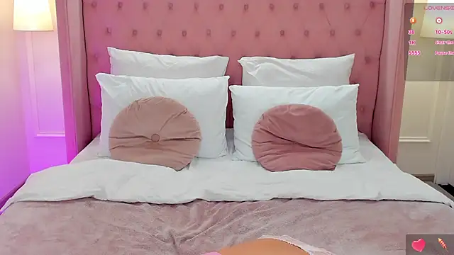 Snapshot of GiaCale chatting on February 28, 8:28 pm GiaCale online show from February 28, 8:28 pm