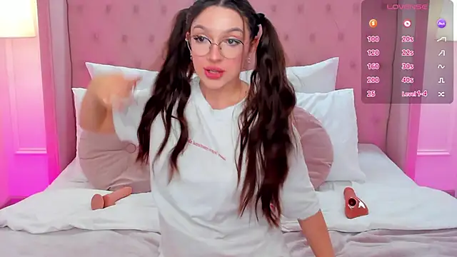 Snapshot of GiaCale chatting on March 9, 8:31 pm GiaCale online show from March 9, 8:31 pm