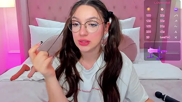 Snapshot of GiaCale chatting on March 9, 11:56 pm GiaCale online show from March 9, 11:56 pm