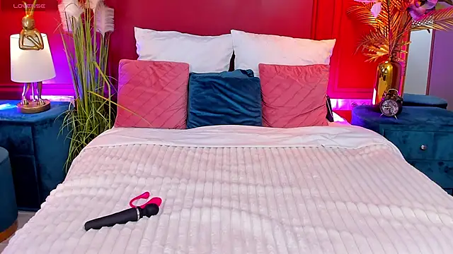 Snapshot of GiaCale chatting on October 5, 5:17 am GiaCale online show from October 5, 5:17 am