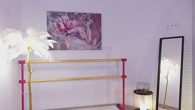 lylylovesyou online show from February 1, 5:49 am