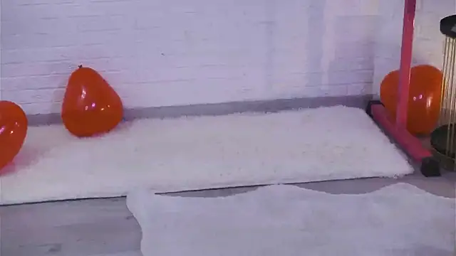 lylylovesyou online show from February 10, 10:09 am