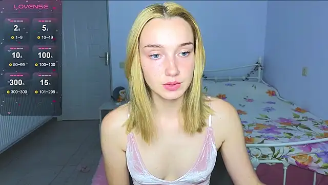 Snapshot of Wild_Sophie_ chatting on October 15, 7:14 pm Wild Sophie online show from October 15, 7:14 pm