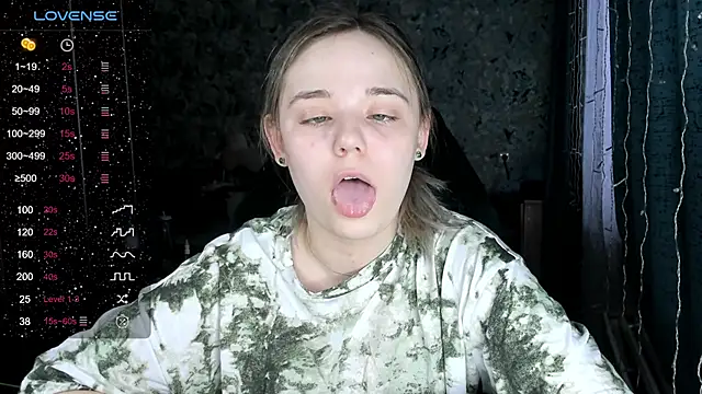 Snapshot of Your_small_bunny chatting on December 8, 3:10 am Your small bunny online show from December 8, 3:10 am