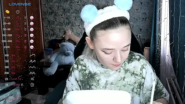 Snapshot of Your_small_bunny chatting on December 8, 6:11 am Your small bunny online show from December 8, 6:11 am