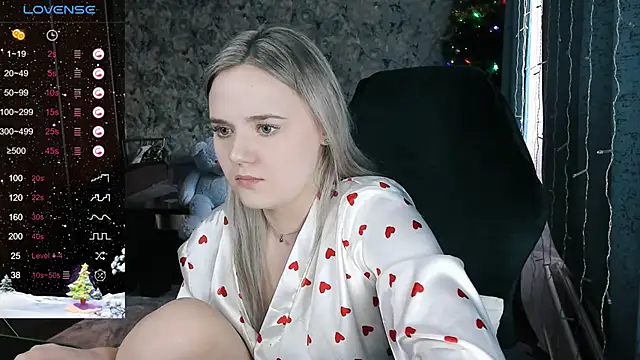 Snapshot of Your_small_bunny chatting on December 20, 6:19 am Your small bunny online show from December 20, 6:19 am