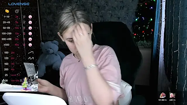 Snapshot of Your_small_bunny chatting on December 23, 4:12 am Your small bunny online show from December 23, 4:12 am