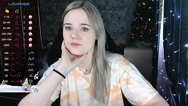 Snapshot of Your_small_bunny chatting on December 24, 4:44 am Your small bunny online show from December 24, 4:44 am