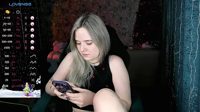 Snapshot of Your_small_bunny chatting on January 9, 12:30 pm Your small bunny online show from January 9, 12:30 pm