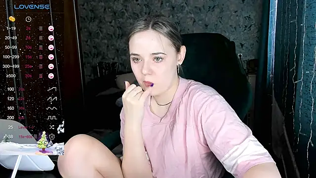 Snapshot of Your_small_bunny chatting on January 21, 4:10 am Your small bunny online show from January 21, 4:10 am