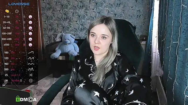 Snapshot of Your_small_bunny chatting on February 19, 4:23 am Your small bunny online show from February 19, 4:23 am