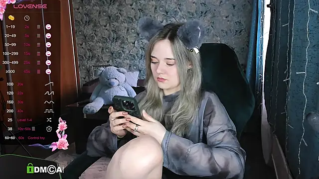 Snapshot of Your_small_bunny chatting on March 13, 4:27 am Your small bunny online show from March 13, 4:27 am