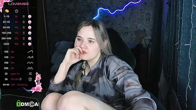 Snapshot of Your_small_bunny chatting on March 13, 12:35 pm Your small bunny online show from March 13, 12:35 pm