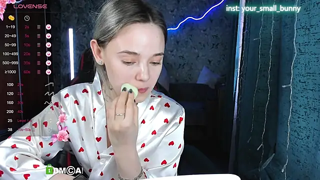 Snapshot of Your_small_bunny chatting on October 11, 2:11 am Your small bunny online show from October 11, 2:11 am