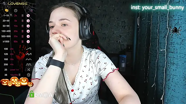 Snapshot of Your_small_bunny chatting on October 20, 2:12 am Your small bunny online show from October 20, 2:12 am