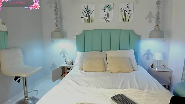 Khenta Michells online show from February 11, 10:37 am